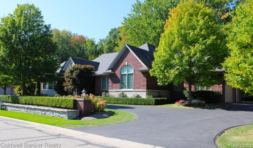 3608 Walnut Brook Dr, Rochester, MI 48309-4067