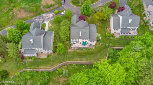 47 Fairwynds Dr, Lenox MA 01240-2729 exterior