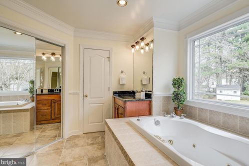 11801 Ambleside Dr, Rockville MD 20854-2109 exterior