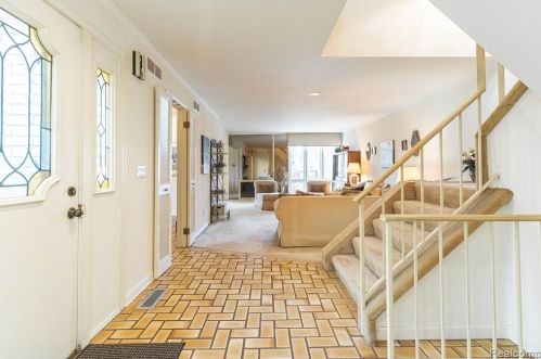 1249 Oakwood Ct, Rochester MI 48307-2539 exterior