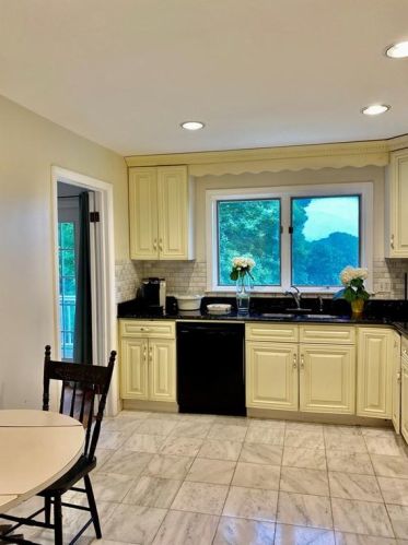 223 Corey Ln, Middletown RI 02842-5659 exterior