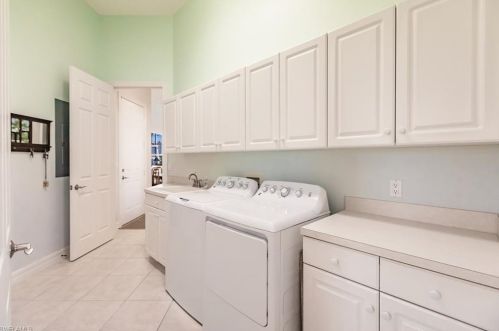 433 Pne Ave, Naples FL 34108-2354 exterior