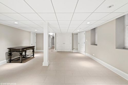 1521 State Pkwy, Chicago IL 60610-1613 exterior