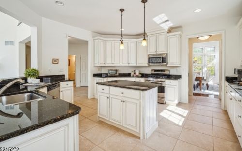 31 Baxter Ln, Town Center NJ 07052-1430 exterior