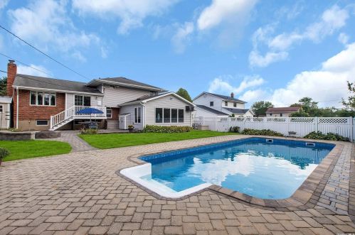 6 Gaymor Ln, Commack NY 11725-1305 exterior