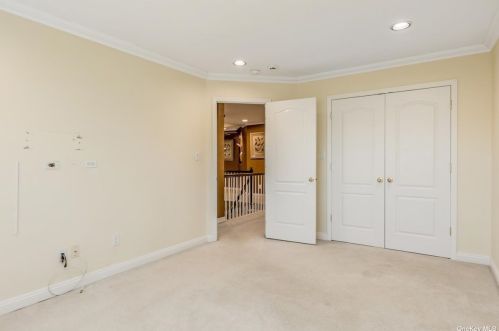 206 Windwatch Dr, Hauppauge NY 11788-3349 exterior