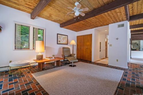 22 Carolyn Pl, Armonk NY 10504-1101 exterior