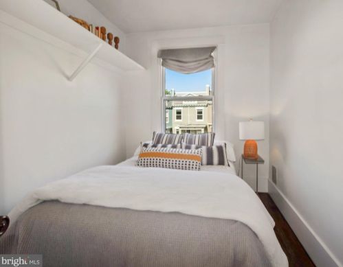 1933 Smt Pl, Washington DC 20002-1353 exterior