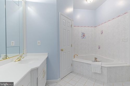 1515 Highwood Dr, Mc Lean VA  22101-5800 exterior