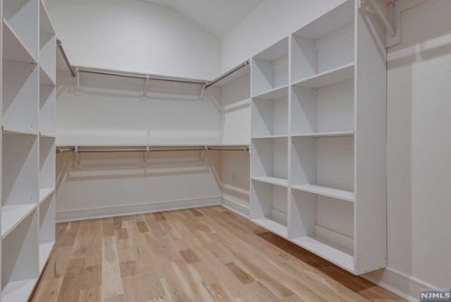 69 Grandview Ave, Upper Saddle River NJ 07458-2127 exterior