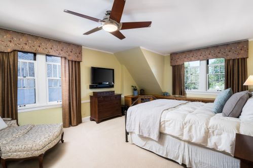 5925 Lk Dr, Milwaukee WI 53217-4629 exterior