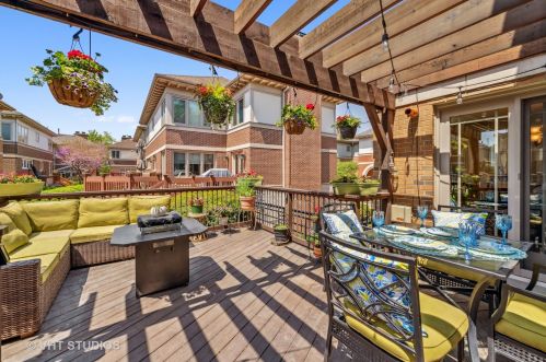 1320 Plymouth Ct, Chicago IL 60605-2717 exterior