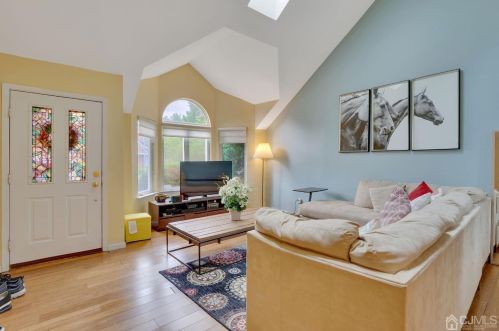 111 Coppertree Ct, Edison, NJ 08820-4054