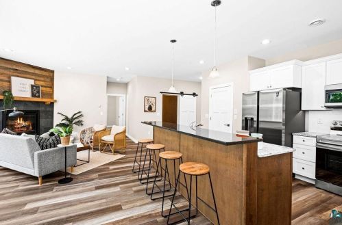 4063 Ugstad Rd, Duluth MN 55811-3621 exterior