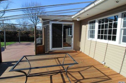 28 Cottonwood Dr, Commack NY 11725-2422 exterior