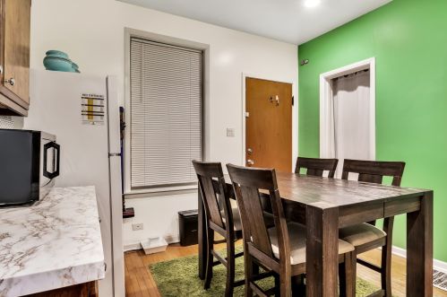 4710 Artesian Ave, Chicago IL 60659-5035 exterior