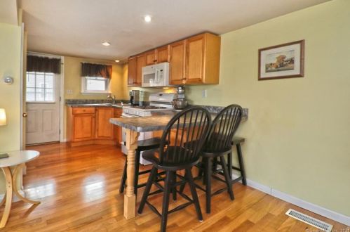 56 Botsford Ave, Milford CT 06460-5805 exterior