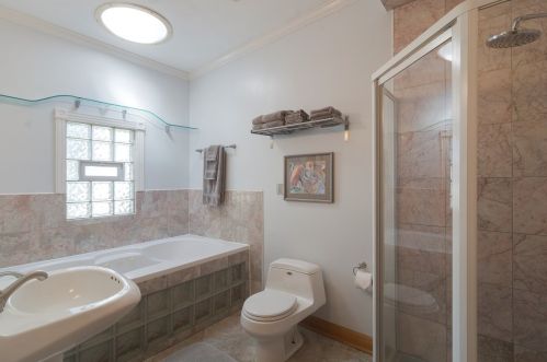 2050 Roscoe St, Chicago IL 60618-5236 exterior