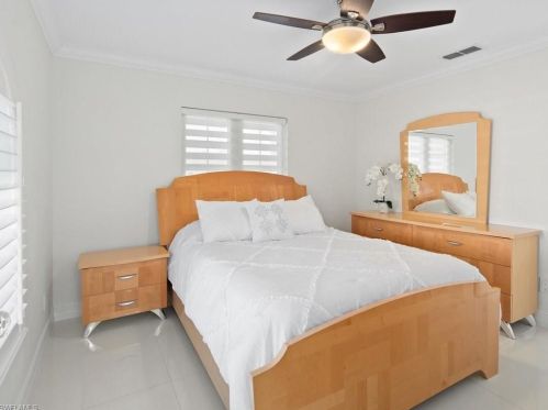 9980 Vanderbilt Dr, Naples FL 34108-2170 exterior