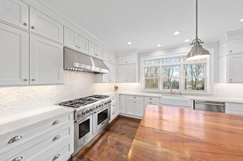 18 Ox Yoke Ln, Norwalk CT 06851-1708 exterior