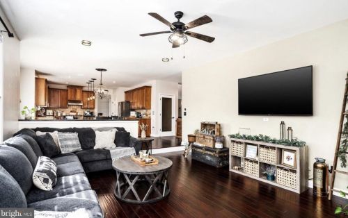 17 Fieldcrest Dr, Columbus NJ  08022-1959 exterior