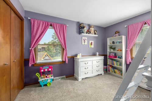 7497 Sunview Dr, Grand Rapids MI 49548-7382 exterior