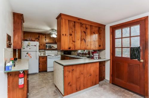 195 Mtn Rd, Torrington CT 06790-2708 exterior