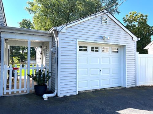 4 Crescent Rd, Edison NJ  08817-4125 exterior