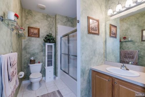 141 Barrister Dr, Kinnelon NJ 07405-3243 exterior