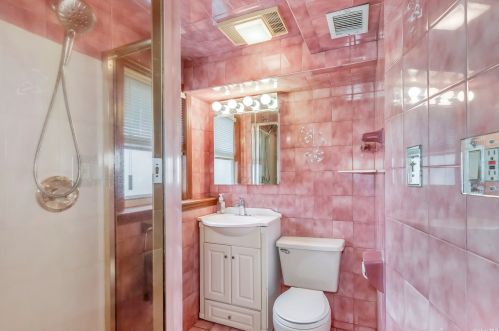 6 Gaymor Ln, Commack NY 11725-1305 exterior