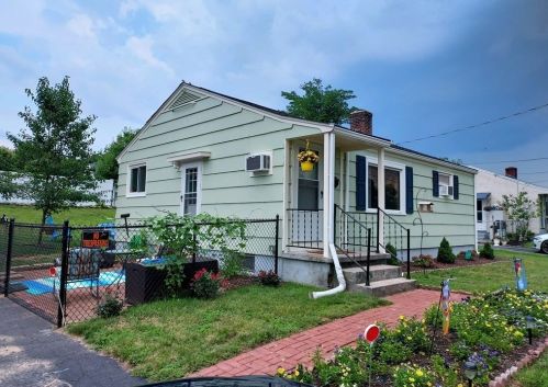 25 Loretta St, Springfield, MA 01118-1046