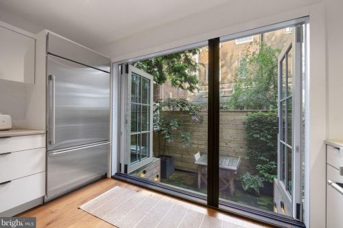 320 Iseminger St, Philadelphia PA  19107-5904 exterior