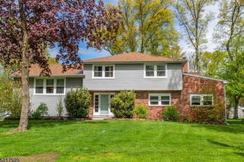 61 Billingsley Dr, Livingston, NJ 07039-4626