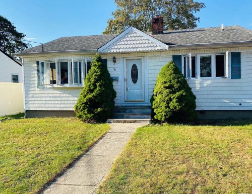 40 Anchor Ct, Babylon, NY 11704-7233