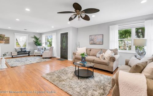 15 Farrell Dr, Middletown, NJ 07748-3209