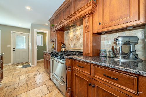 828 Stratford Ave, Elmhurst IL 60126-4651 exterior