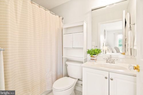 17675 Tobermory Pl, Leesburg VA 20175-7053 exterior