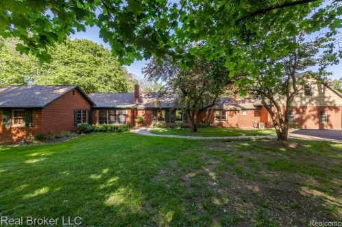 1300 Grandview Dr, Rochester MI 48306-4038 exterior