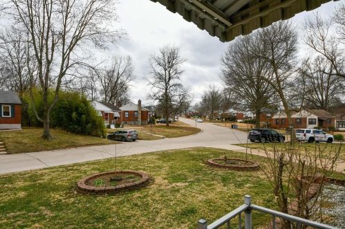 9031 Southview Ln, Saint Louis MO 63123-6442 exterior