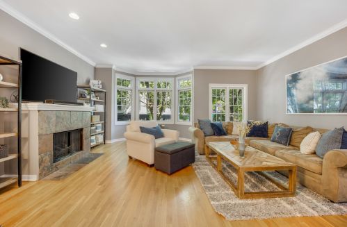 1905 Grace St, Chicago, IL 60613-2725