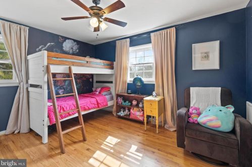 5608 Helmsdale Ln, Alexandria VA 22315-4137 exterior