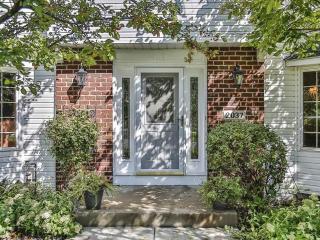 2037 Parkview Ln, Saint Paul, MN 55125-9374