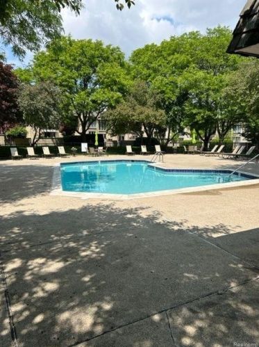 1201 Oakwood Ct, Rochester MI 48307-2539 exterior