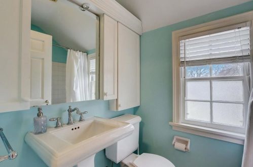 6405 Lk Dr, Milwaukee WI 53217-4229 exterior