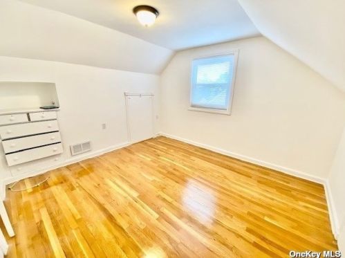 87 Regent St, Valley Stream NY 11580-4029 exterior