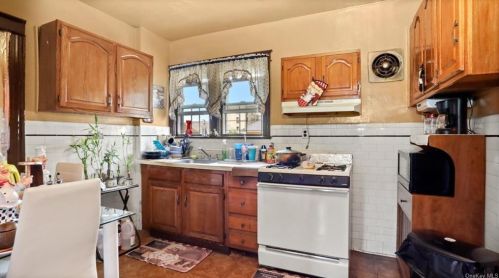 4315 Byron Ave, Bronx NY 10466-1517 exterior