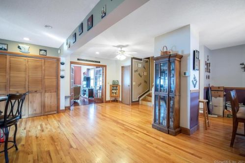 7 Ln St, Seymour CT 06483-3333 exterior