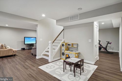 8819 Victory Ln, Rockville MD 20854-3643 exterior