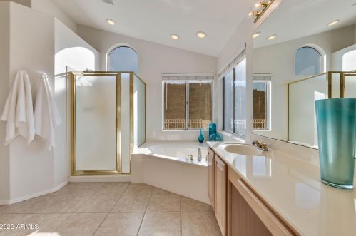 2737 Amberwood Dr, Phoenix AZ 85045-4208 exterior