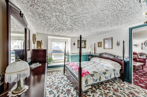 5950 Ozanam Ave, Chicago IL 60631-2235 exterior